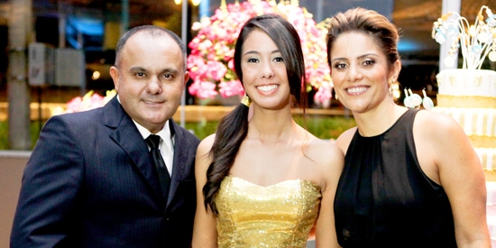 Maria Eduarda Neves Ignácio comemorou seus 15 anos na companhia de seus tios e padrinhos, José Divino Neves (Rionegro) e sua mulher Regiane. Festa bonita no Villa Ventura. Foto: Pedro Henrique